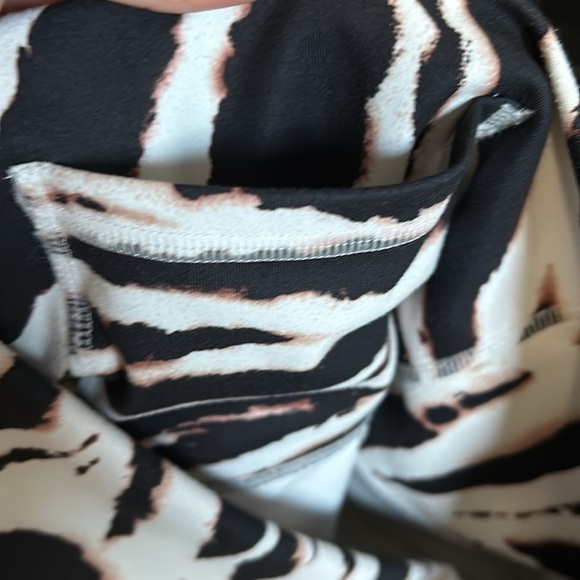 Purelux by Fabletics animal print pocket on inside leggings - Picture 4 of 6